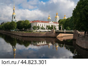 View of the Krasnogvardeysky Bridge over the Griboyedov Canal and the dome of the St. Nicholas Naval Cathedral with a bell tower on a sunny summer day, St. Petersburg, Russia. Стоковое фото, фотограф Ula Ulachka / Фотобанк Лори
