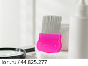 Lice treatment product next to a nit comb and magnifying glass. Стоковое фото, фотограф Сергей Толмачёв / Фотобанк Лори