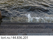Волны реки Нева на спуске к воде. Санкт Петербург, Россия (2024 год). Стоковое фото, фотограф Валерия Попова / Фотобанк Лори