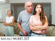 Husband calms wife after quarrel with mother-in-law. Стоковое фото, фотограф Яков Филимонов / Фотобанк Лори