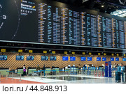 Airport Sheremetyevo. flight information monitors and check-in in Sheremetyevo. airport check-in area (2022 год). Редакционное фото, фотограф Павел Муравьев / Фотобанк Лори