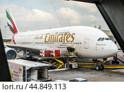 Dubai, United Arab Emirates Emirates Airline Airbus A380-800 at Dubai International Airport. Airbus A380 is the world's largest passenger airliner (2023 год). Редакционное фото, фотограф Павел Муравьев / Фотобанк Лори