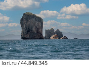 Phi Phi Le Islands, Krabi Province. Amazing nature scenic landscape with boat for traveler. Beautiful seascape. Tourist on Long tail boat trip. Tourism destination place Asia. Стоковое фото, фотограф Павел Муравьев / Фотобанк Лори