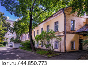 Район Хитровка, старый дворик,  Хитровский переулок, Хитровская площадь, Москва (2023 год). Стоковое фото, фотограф Baturina Yuliya / Фотобанк Лори