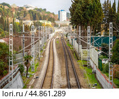 Вид на железную дорогу на территории города Сочи (2024 год). Редакционное фото, фотограф Вячеслав Палес / Фотобанк Лори