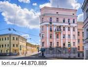 Район Хитровка, Дом-утюг, Петропавловский переулок, Хитровская площадь, Москва (2023 год). Стоковое фото, фотограф Baturina Yuliya / Фотобанк Лори