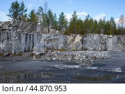 Осенний день в мраморном Итальянском каньоне. Горный парк Рускеала, Карелия (2022 год). Стоковое фото, фотограф Анна Карасева / Фотобанк Лори
