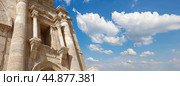 Arch of Hadrian in Gerasa (Jerash), Jordan. Against the background of a beautiful sky with clouds (2016 год). Стоковое фото, фотограф Владимир Журавлев / Фотобанк Лори