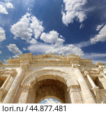 Arch of Hadrian in Gerasa (Jerash), Jordan. Against the background of a beautiful sky with clouds (2016 год). Стоковое фото, фотограф Владимир Журавлев / Фотобанк Лори