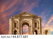Arch of Hadrian in Gerasa (Jerash), Jordan. Against the background of a beautiful sky with clouds (2016 год). Стоковое фото, фотограф Владимир Журавлев / Фотобанк Лори