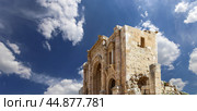 Arch of Hadrian in Gerasa (Jerash), Jordan. Against the background of a beautiful sky with clouds (2016 год). Стоковое фото, фотограф Владимир Журавлев / Фотобанк Лори
