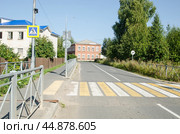 Пешеходный переход в селе Емецк (2024 год). Стоковое фото, фотограф Яковлев Сергей / Фотобанк Лори