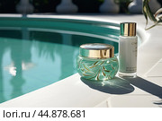 A cosmetic skin care kit on a marble rim against the background of a beautiful swimming pool. Generated by Ai. Стоковое AI-изображение, AI-художник Ярославский Максим / Фотобанк Лори