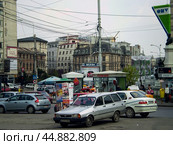 Уличная торговля и парковка возле Северного вокзала города Бухарест, Румыния. Солнечный весенний день. (2008 год). Редакционное фото, фотограф Александр Кузнецов / Фотобанк Лори