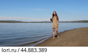 Уроки фото позирования на пляже. Стоковое видео, видеограф Андрей Аркуша / Фотобанк Лори