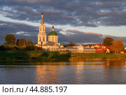 Город Тверь, река Волга. Осенний закат. Фантастический вид на Свято-Екатерининский женский монастырь в вечернем закате на набережной Афанасия Никитина. City Tver landscape view, sunny autumn or summer evening sunset, river Volga embankment, amazing water reflection, Catherine's convent. Tver sunset travel banner of tourism concept. Tver city, Russia. Стоковое фото, фотограф Евгений / Фотобанк Лори