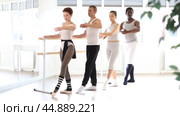 Group of men and women will learn to stand in third position during a ballet rehearsal. Стоковое видео, видеограф Яков Филимонов / Фотобанк Лори