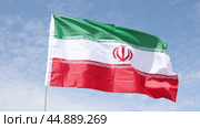 Big flag of Iran fastened on stick against background of blue sky under daylight. Стоковое видео, видеограф Яков Филимонов / Фотобанк Лори