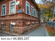 Астрахань. Старинный дом на углу Эспланадной и бывшей Малой Демидовской. До Первой мировой в этом доме казмещалось консульство Австро-Венгрии. (2018 год). Редакционное фото, фотограф Павел Просянов / Фотобанк Лори
