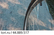 The spokes of the bicycle wheel shine in the sun while driving. Front view. Стоковое видео, видеограф Ярославский Максим / Фотобанк Лори