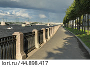 Makarov Embankment, one of central embankments of St. Petersburg, passing along northern shore of Vasilevsky Island along one of branches of delta of Neva River, so-called Malaya (Little) Neva. Embankment is named after famous Russian Admiral Makarov (2024 год). Стоковое фото, фотограф Валерия Попова / Фотобанк Лори