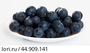 Bowl of blueberries on white surface. Стоковое фото, фотограф Яков Филимонов / Фотобанк Лори