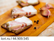 Sandwiches made of lard with horseradish on bread. Стоковое фото, фотограф Яков Филимонов / Фотобанк Лори