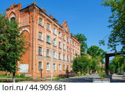 Дом на улице Пролетарской, 118 в Твери является частью ансамбля жилых бараков "Морозовский городок", построенных известным промышленником для своих рабочих (2023 год). Редакционное фото, фотограф Дмитрий Мельников / Фотобанк Лори