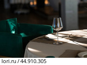 Stylish table setting. Glass glasses, plates, cutlery on the table. Wedding service, reception at the dining table. A birthday, a baptism, a festive event. Стоковое фото, фотограф Photojuli / Фотобанк Лори