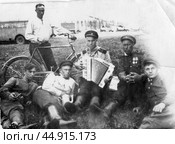 Красноармейцы с аккордеоном и велосипедом, перекур, 1940-е гг. Стоковое фото, фотограф Retro / Фотобанк Лори