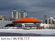 Дворец игровых видов спорта. Екатеринбург, ​Олимпийская набережная, 3  / улица Василия Ерёмина, 10 (2019 год). Редакционное фото, фотограф Алексей Иванов / Фотобанк Лори