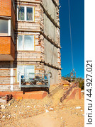 Город Балашиха. Капитальный ремонт жилого дома (2024 год). Стоковое фото, фотограф Зобков Юрий / Фотобанк Лори