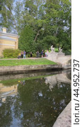 PAVLOVSK, SAINT PETERSBURG, RUSSIA - September 14, 2024: Vertical video of park near Pavlovsk Palace with historical bridge 1796 with sculptures of centaurs at Slavyanka River. Panoramic view. Редакционное видео, видеограф Виктория Катьянова / Фотобанк Лори