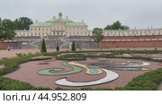 LOMONOSOV, SAINT PETERSBURG, RUSSIA - September 16, 2024: Video of the majestic Menshikov Palace and the regular ornamental Lower Garden in Oranienbaum Park on summer foggy day. Famous city landmark. Редакционное видео, видеограф Виктория Катьянова / Фотобанк Лори