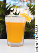 Light unfiltered beer with foam. Стоковое фото, фотограф Сергей Толмачёв / Фотобанк Лори