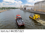 Вид сверху на Москву-реку с проплывающими по ней туристическими катерами. Москва, Россия (2022 год). Редакционное фото, фотограф Наталья Волкова / Фотобанк Лори