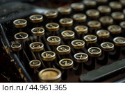Antique typewriter showing letter s key in focus. Стоковое AI-изображение, AI-художник Иван Рябоконь / Фотобанк Лори