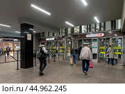 Вход на станцию метро «Достоевская» и первый продуктовый магазин в Петербургском метрополитене. Магазин «Дикси». Санкт-Петербург. Редакционное фото, фотограф Румянцева Наталия / Фотобанк Лори