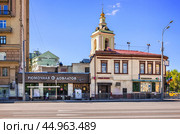 Колокольня церкви Иоанна Предтечи, Земляной вал, улица Покровка, Москва (2023 год). Редакционное фото, фотограф Baturina Yuliya / Фотобанк Лори