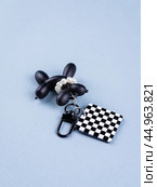Funny black dog keychain on desk with stationery. Стоковое фото, фотограф Виталий Сова / Фотобанк Лори