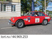 Британский автомобиль MGB GT  солнечным днем. Вид сбоку. Ретро ралли "Петербург-2024", Петергоф. Редакционное фото, фотограф Виктор Карасев / Фотобанк Лори