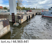 Причальная стенка, Зимняя гавань. Рейдовый водолазный катер аварийно-спасательного отряда Балтийского флота "Борис Киселёв". Санкт-Петербург, город Кронштадт, Россия. Редакционное фото, фотограф Щеголева Ольга / Фотобанк Лори