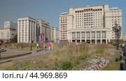 Москва, Охотный ряд, Манежная площадь. По скверу, засаженному цветами, гуляют люди. Отель Four Seasons Hotel, здание Государственной думы. Лето. Редакционное видео, видеограф Сергей Никифоров-Гордеев / Фотобанк Лори