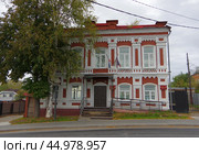 Дом купца Н.В. Варлашова. Пермский край, город Добрянка, Советская улица, дом 36. Редакционное фото, фотограф Алексей Иванов / Фотобанк Лори