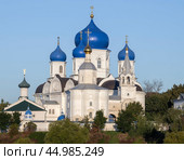 Рождественская церковь и Собор Боголюбской иконы Божией Матери  Боголюбского женского монастыря солнечным сентябрьским утром. Владимирская область. Стоковое фото, фотограф Виктор Карасев / Фотобанк Лори