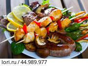 Bulgarian meshana scara with different cooking meat and vegetables. Стоковое фото, фотограф Яков Филимонов / Фотобанк Лори