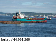Нефтяной танкер "Корд Атлантик" на фоне порта. Мурманск (2024 год). Редакционное фото, фотограф Анна Карасева / Фотобанк Лори