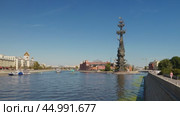 Москва-река в районе Крымской набережной. Памятник Петру Первому, Храм Христа Спасителяп. По реке проплывают три речных прогулочных теплохода. Редакционное видео, видеограф Сергей Никифоров-Гордеев / Фотобанк Лори