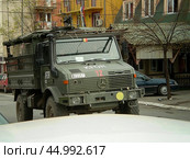 Военный грузовик миротворческих сил ООН КФОР в сербской части города Косовская Митровица, Косово (2008 год). Редакционное фото, фотограф Александр Кузнецов / Фотобанк Лори