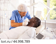 Specialist administers cosmetic treatment. Стоковое фото, фотограф Яков Филимонов / Фотобанк Лори